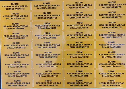 Tarra=> HUOM! KESKUKSESSA VIERAS OHJAUSJÄNNITE! keltainen tarra jossa mustapainatus 20x70mm arkilla 36 kpl - A4 4-väri Muotoonleikatut tarrat - TARKeskVierasOhjau - 1